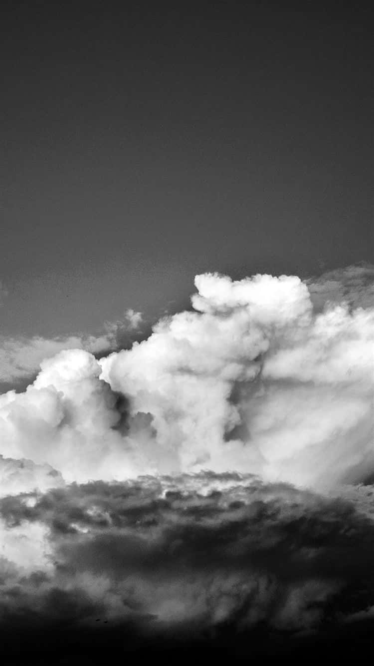 Dark clouds blotting out the horizon Wallpaper