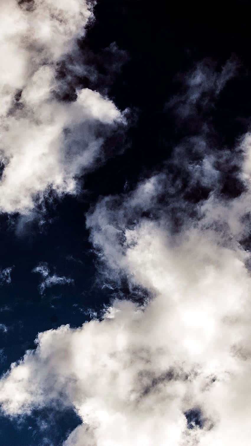 Aufblickenzu Dunklen Und Bedrohlichen Wolken Wallpaper