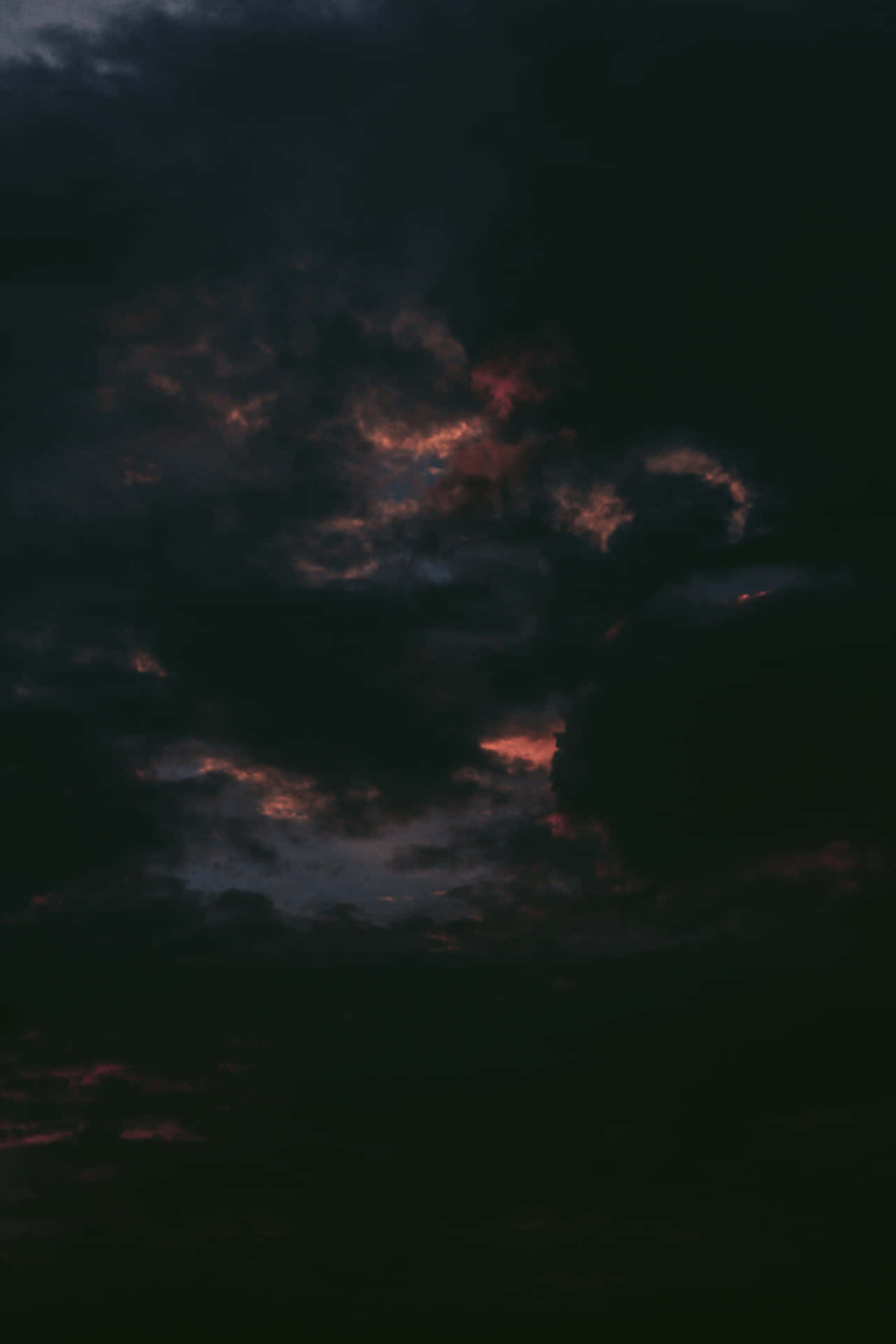 Nubesnegras Con Resplandor Rojo. Fondo de pantalla