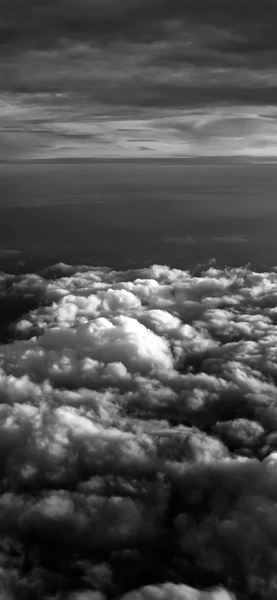 Nubesnegras Acercándose Al Mar Fondo de pantalla