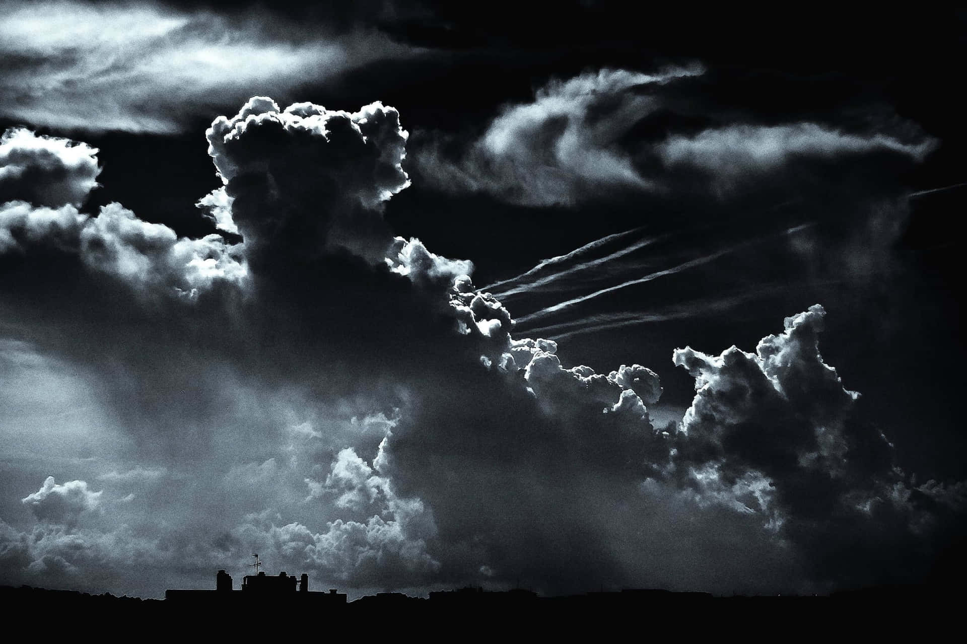 Nubesnegras Con Estelas De Aviones. Fondo de pantalla