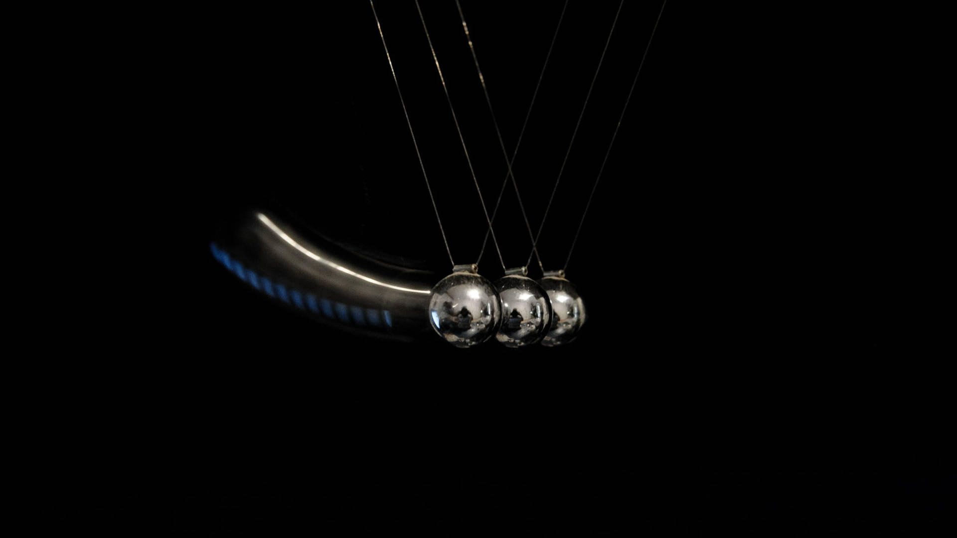 Black Dynamic Pendulum Swing Wallpaper