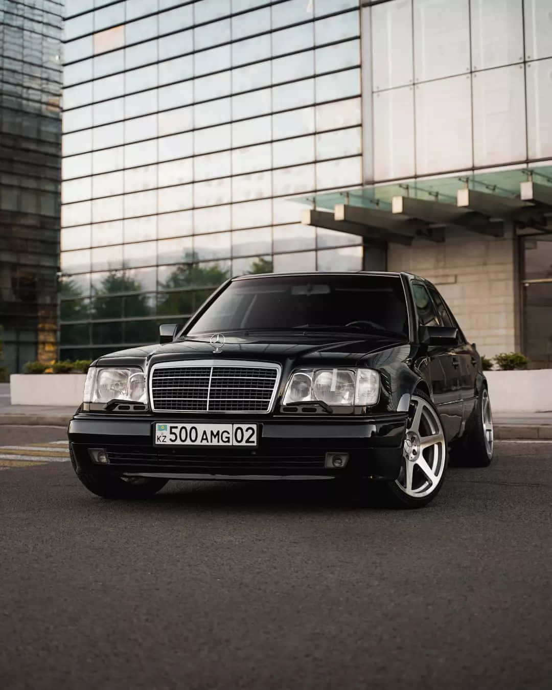 Mercedes500e, Vecchia, Elegante E Nera Sfondo