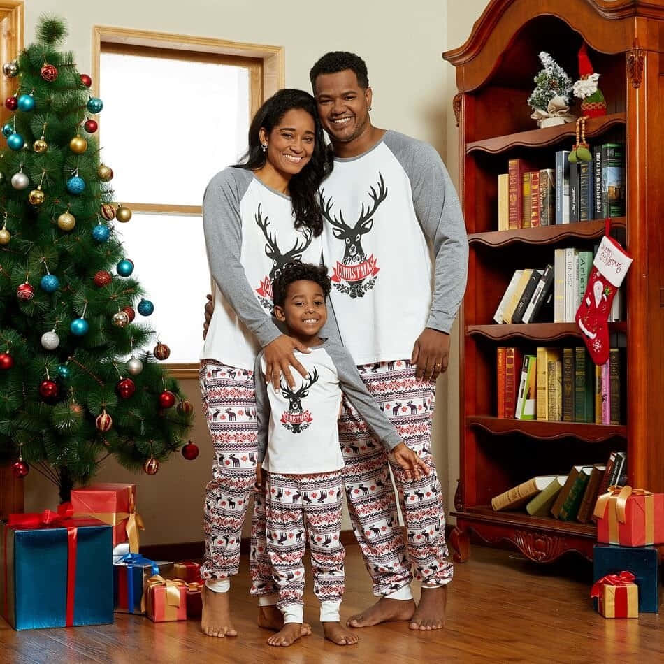 Imagende Una Familia Negra En Navidad Usando Pijamas.