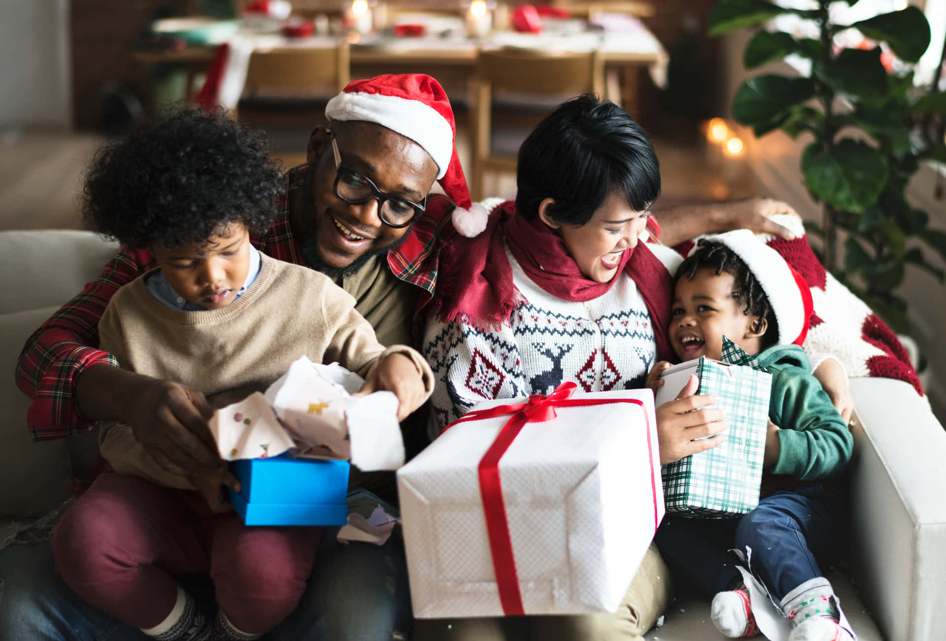 Fröhlichesweihnachten Einer Glücklichen Schwarzen Familie Auf Dem Sofa Bild