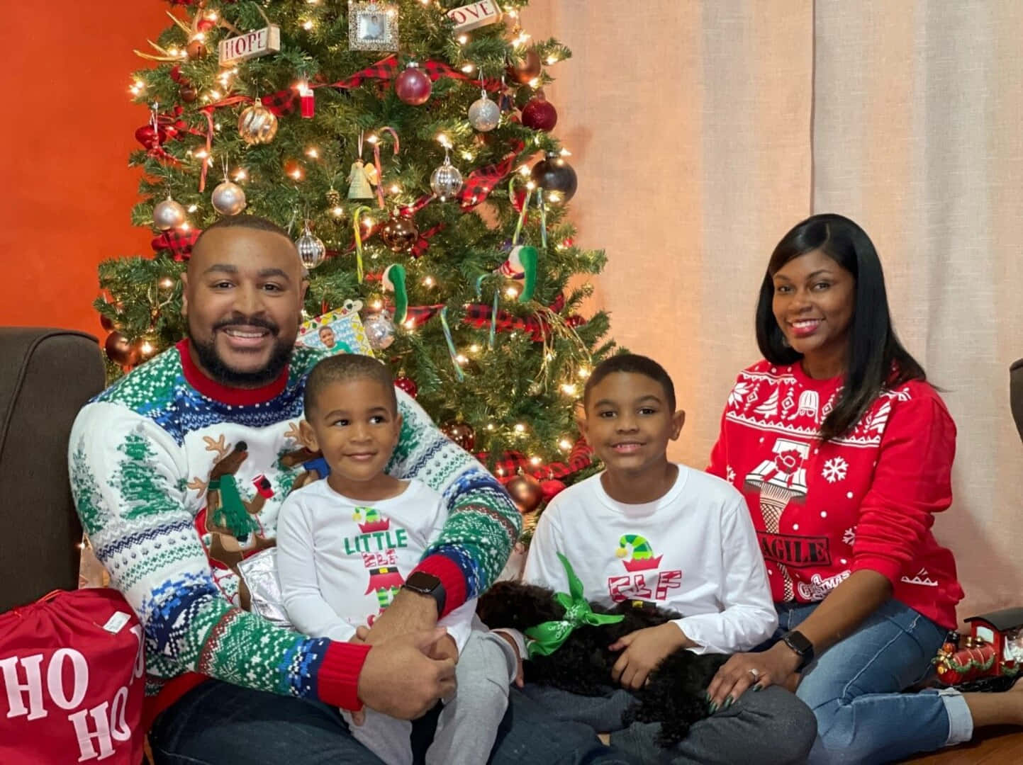 Imagende Una Familia Negra Sentada En El Sofá En Navidad