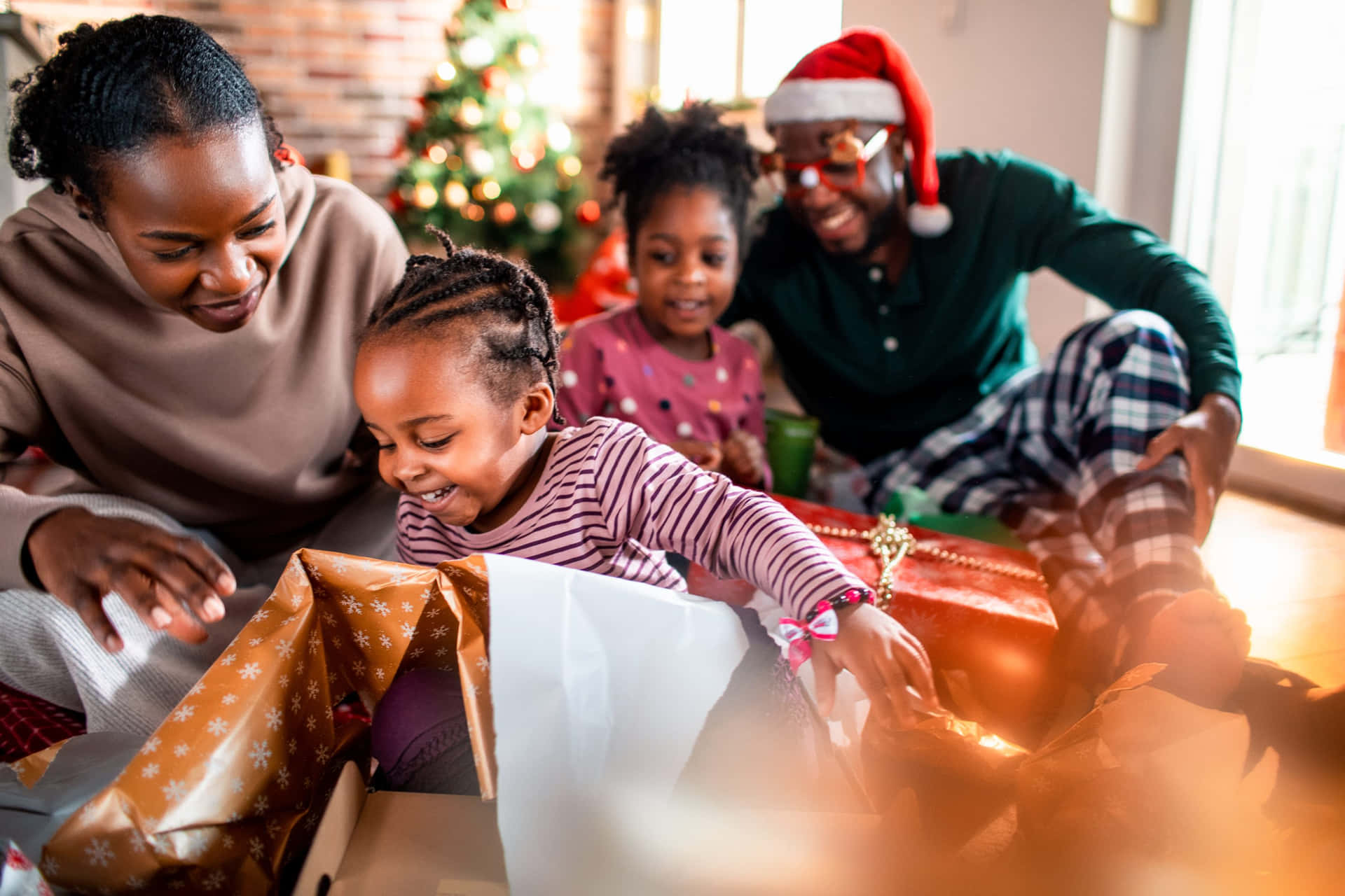 Svartfamilie-jul-öppning-present-bild