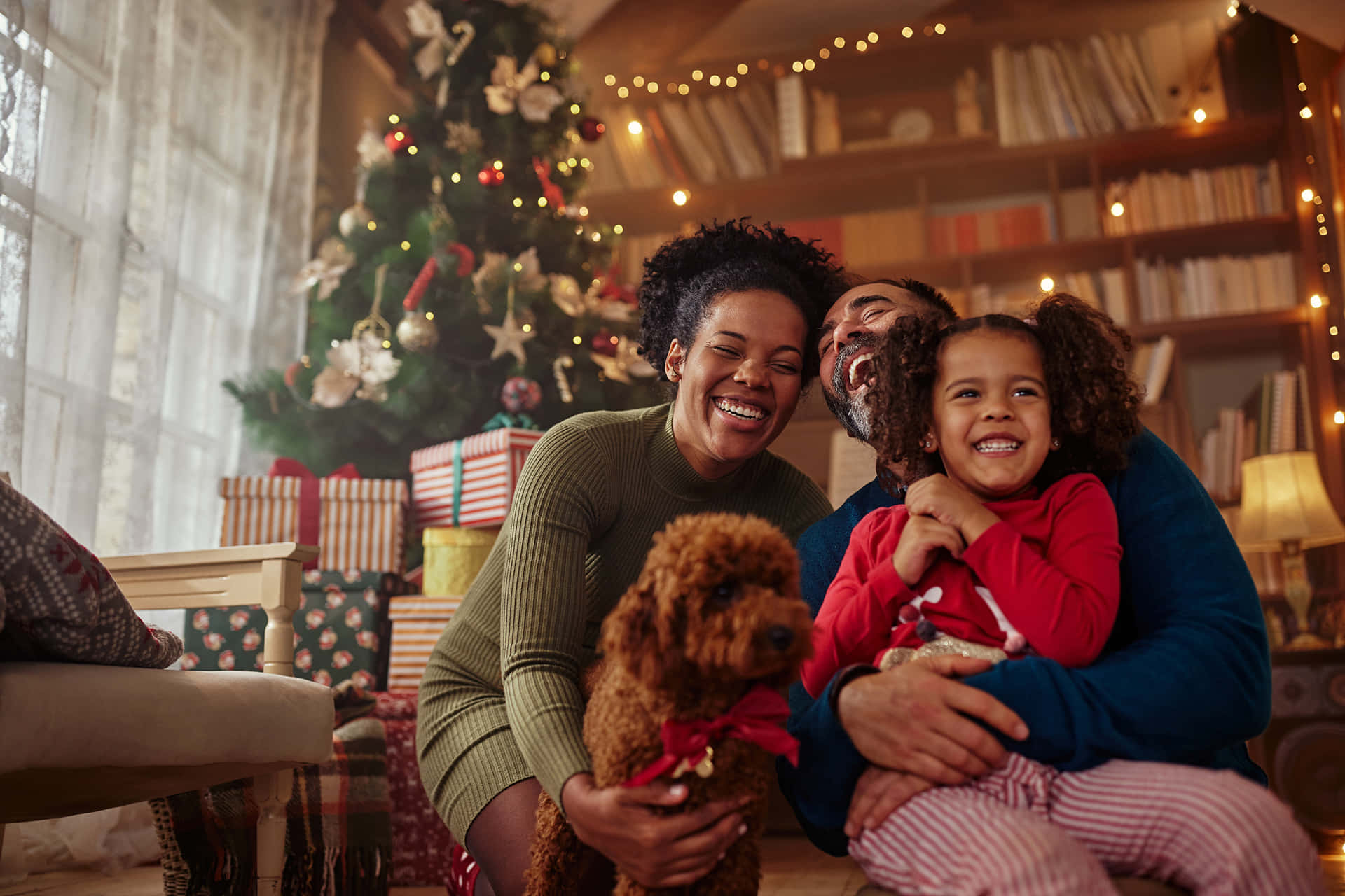 Froheweihnachten Eines Glücklichen Schwarzen Familienbildes Mit Hund