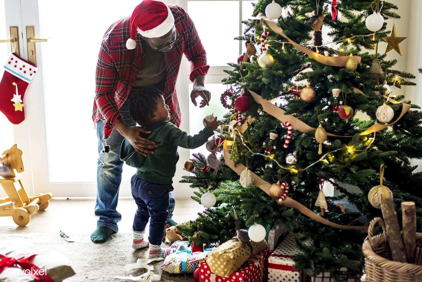 Immaginedi Una Famiglia Afroamericana Che Decora L'albero Di Natale