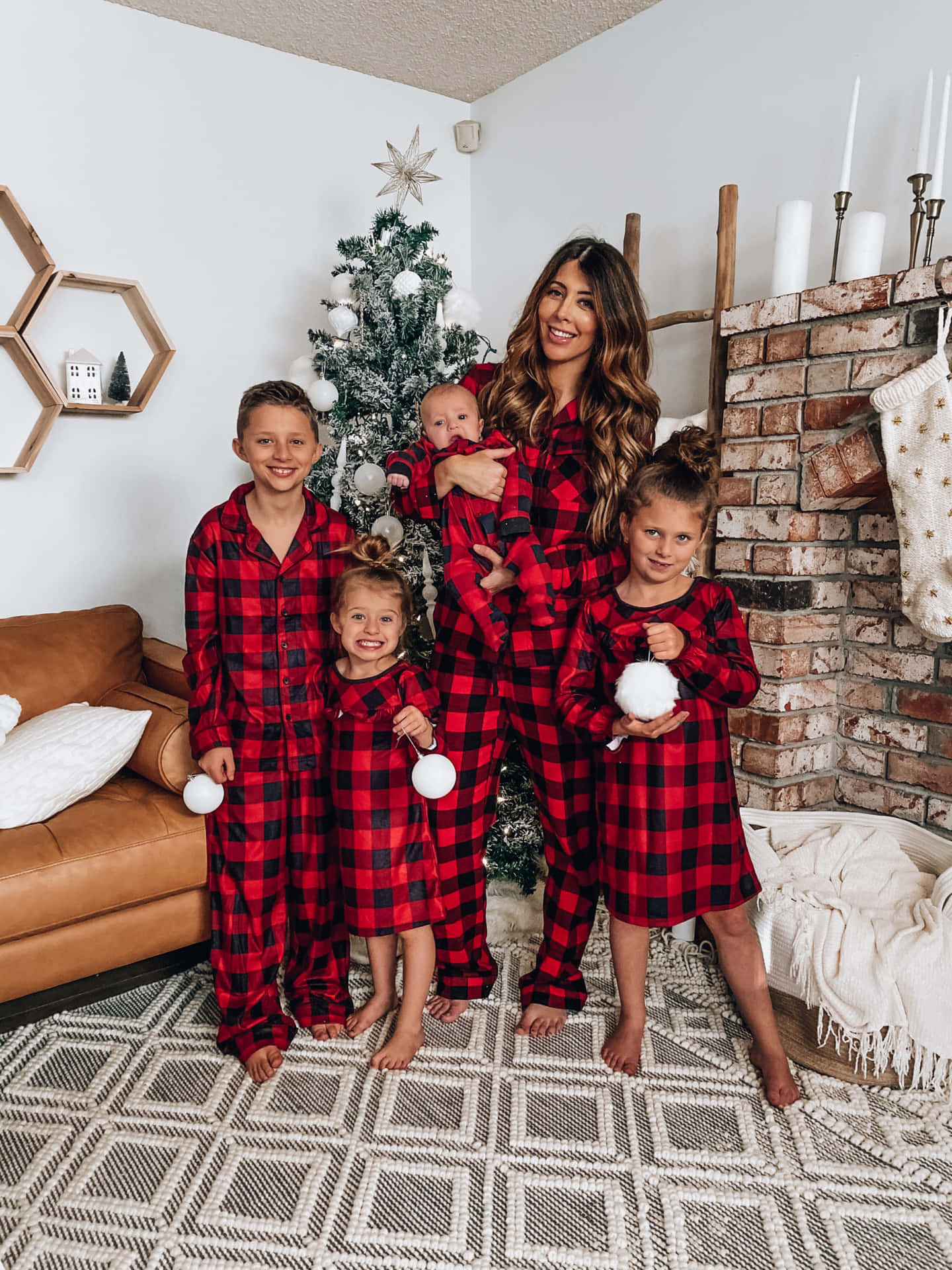 Fotografíade Una Familia Negra En Pijamas Rojos De Navidad.