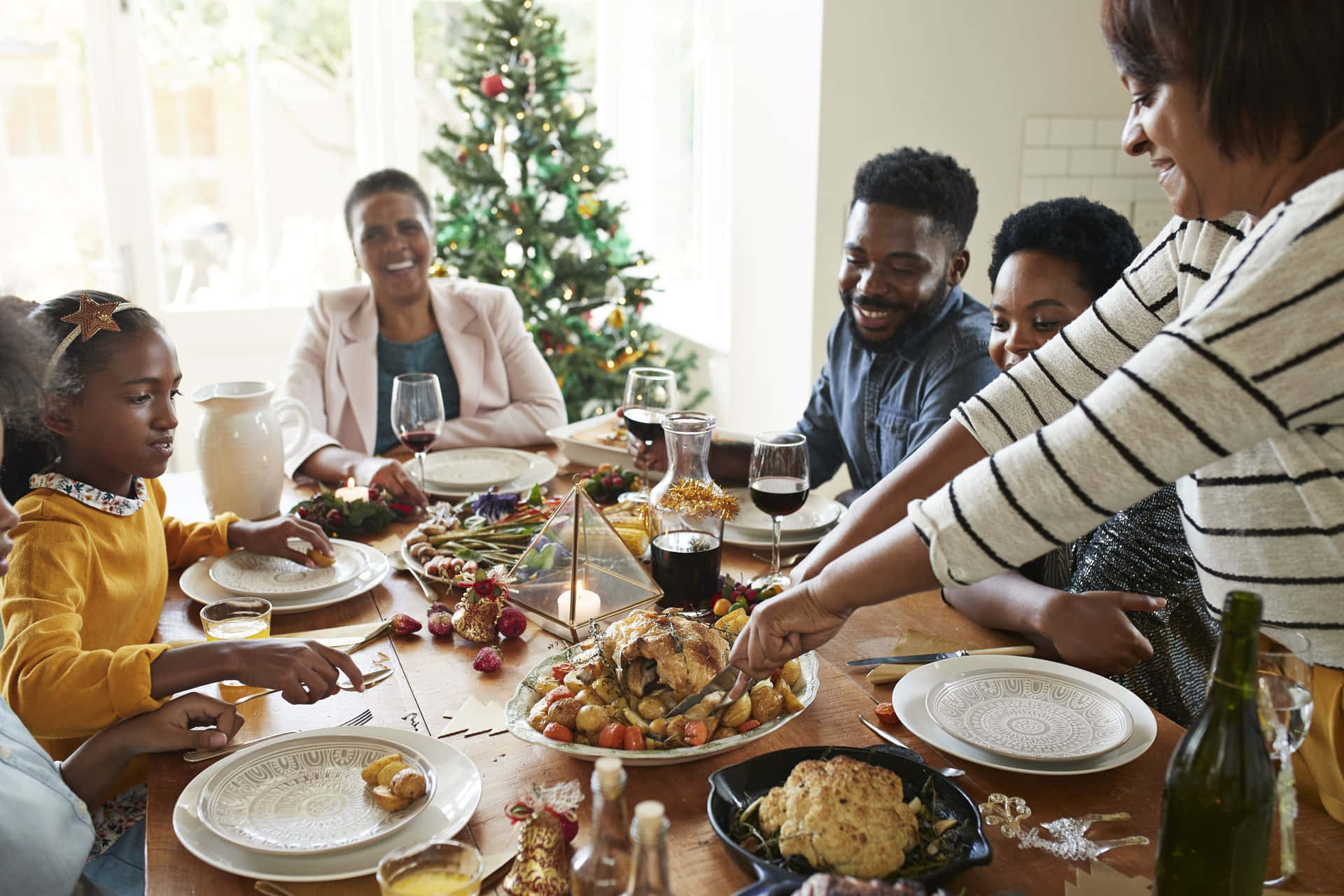 Imagende Una Familia Negra Celebrando La Navidad Y Disfrutando De Una Cena Juntos.