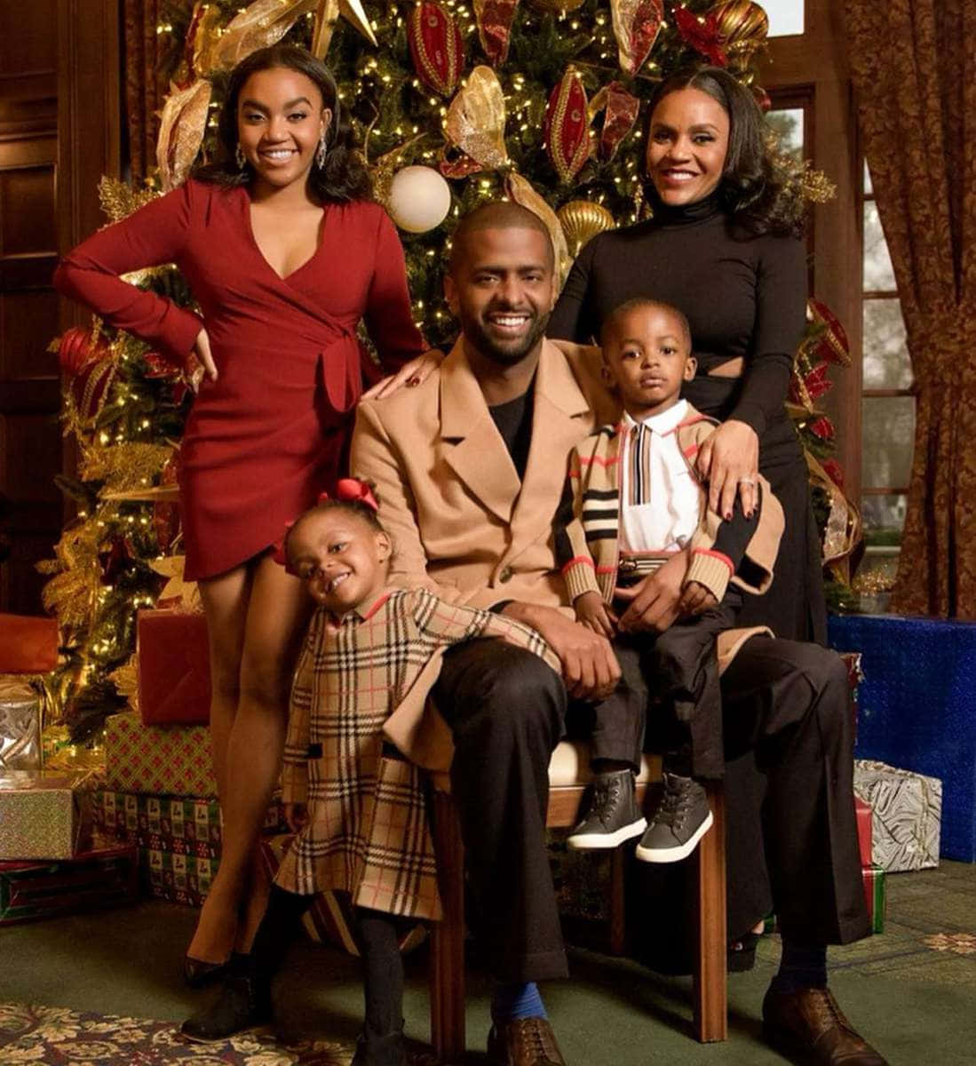 Imagende La Familia Negra Con Árbol De Navidad