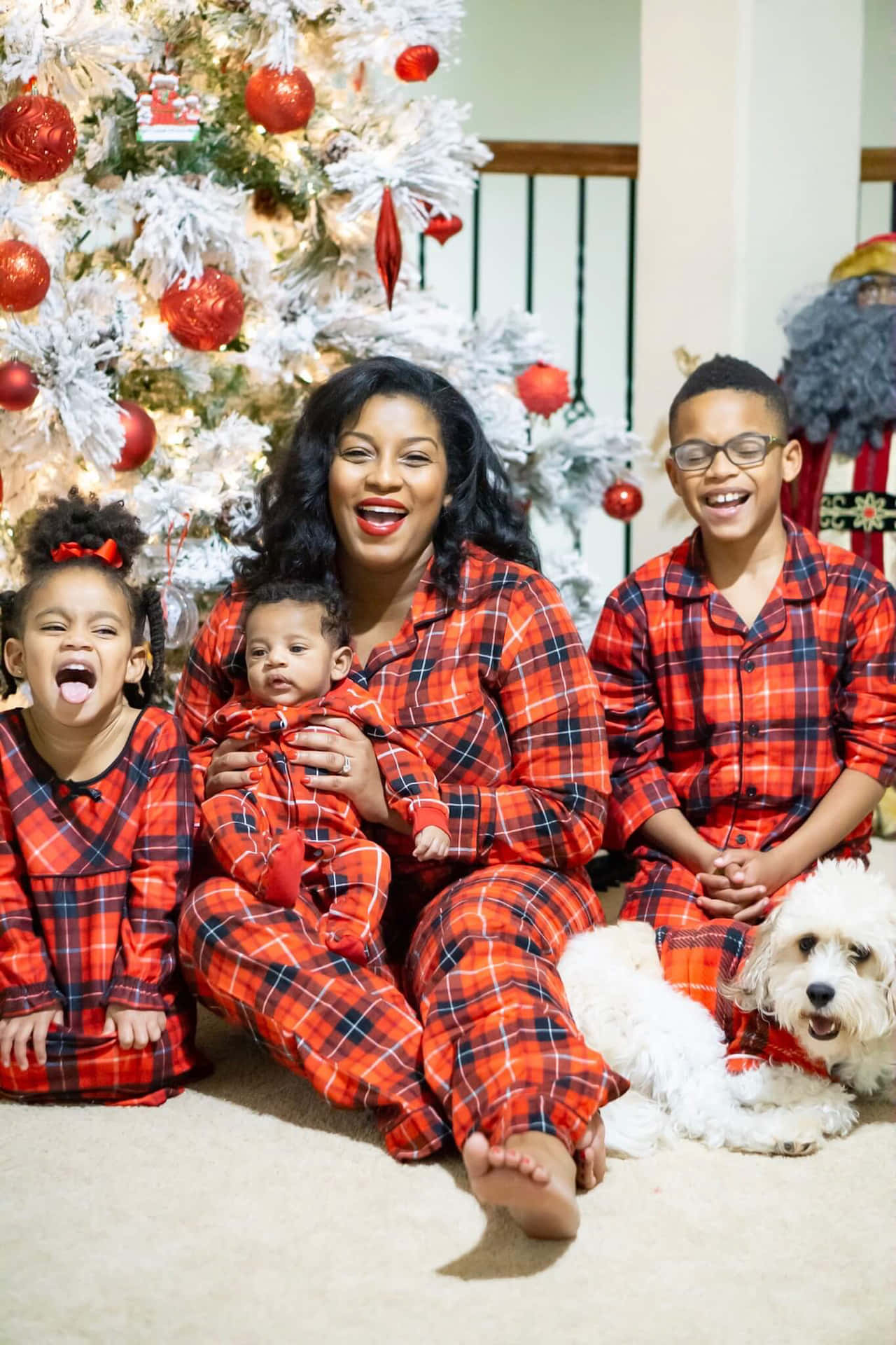 Imagende Una Familia Negra En Pijamas Rojos En Navidad