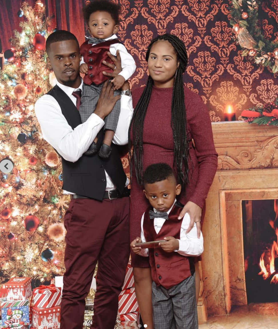 Brillanteimagen De Un Árbol De Navidad Familiar En Negro