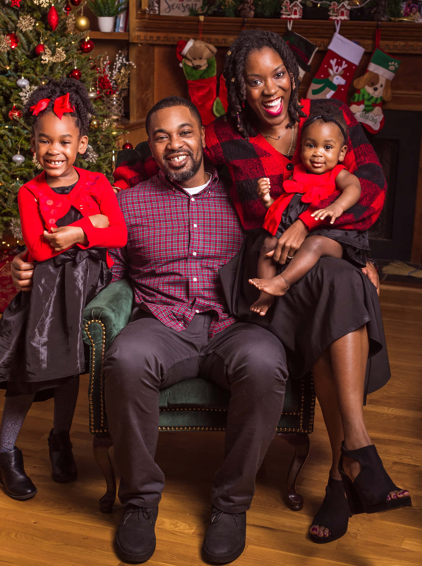 Imagende Retrato De La Familia Negra Frente Al Árbol De Navidad