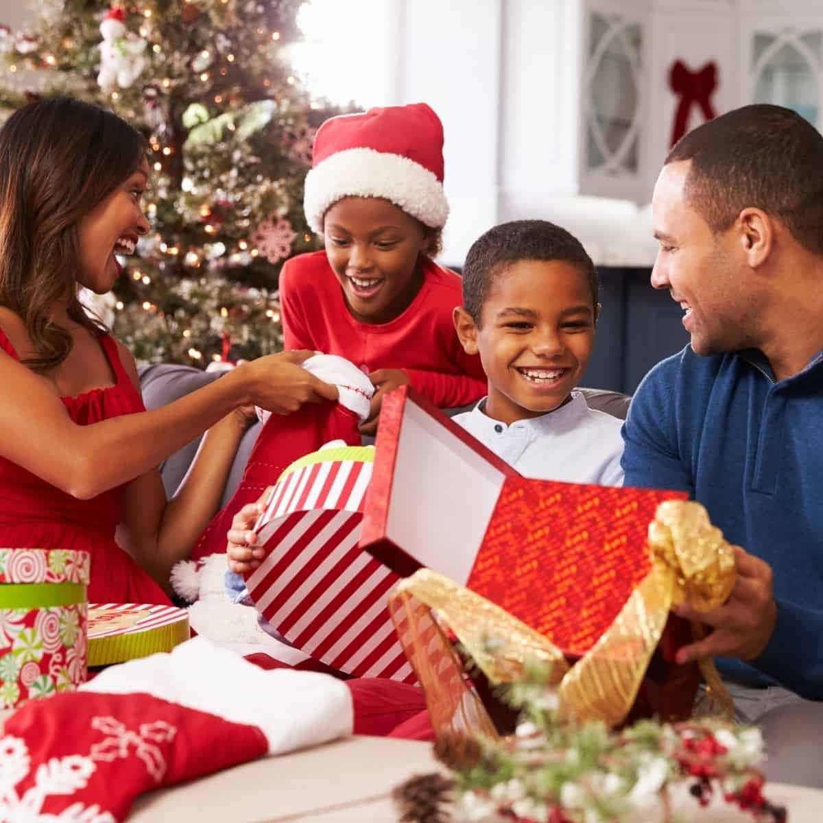 Geschenkeauspacken Schwarz-weiß-familien-weihnachtsbild