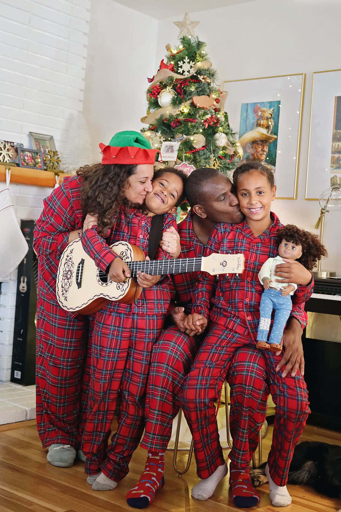 Schwarzefamilie Weihnachten Spielt Gitarre Bild