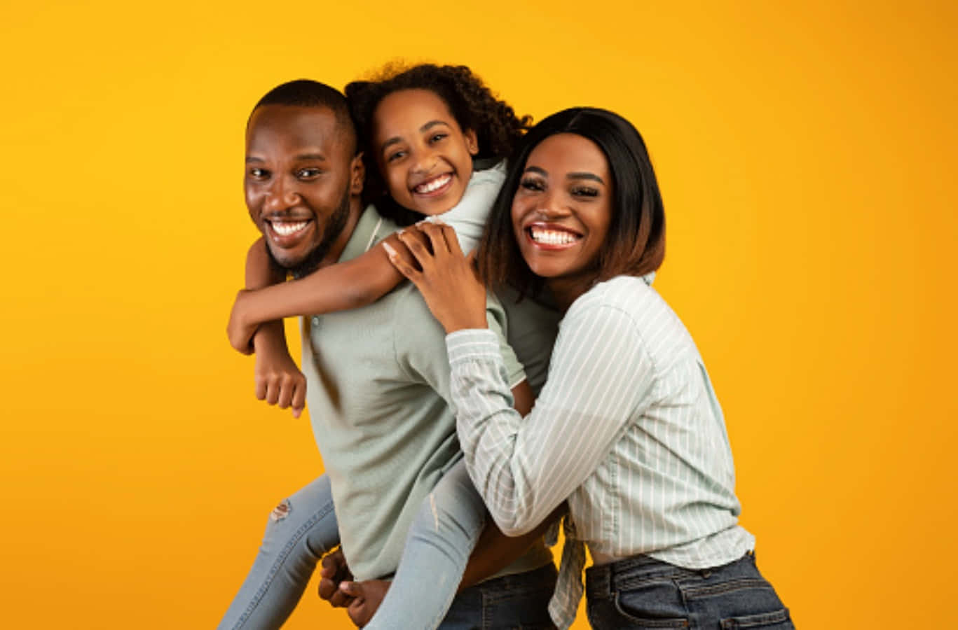 En glad sort familie tilbringer kvalitetstid sammen