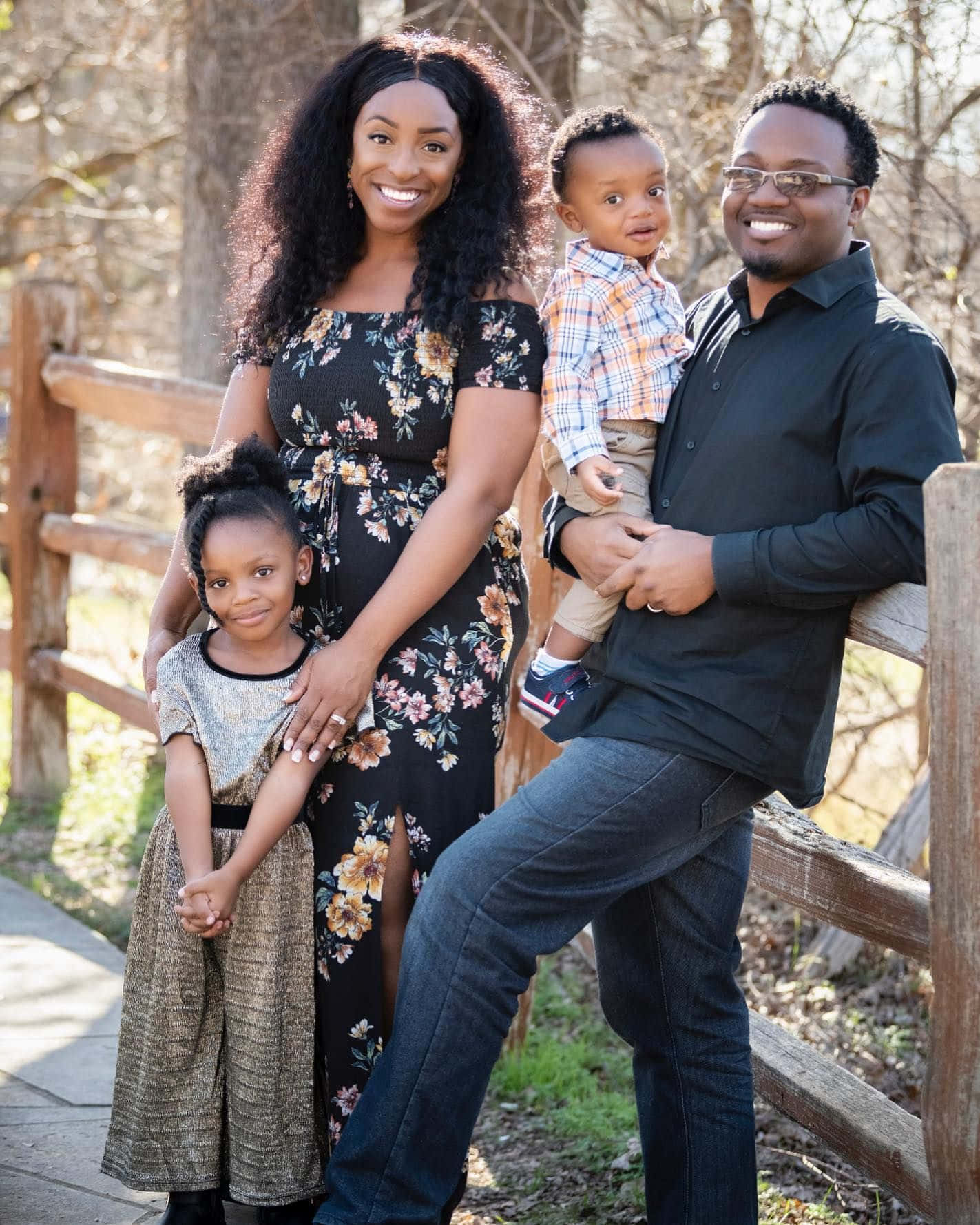 En glad sort familie tilbringer tid sammen