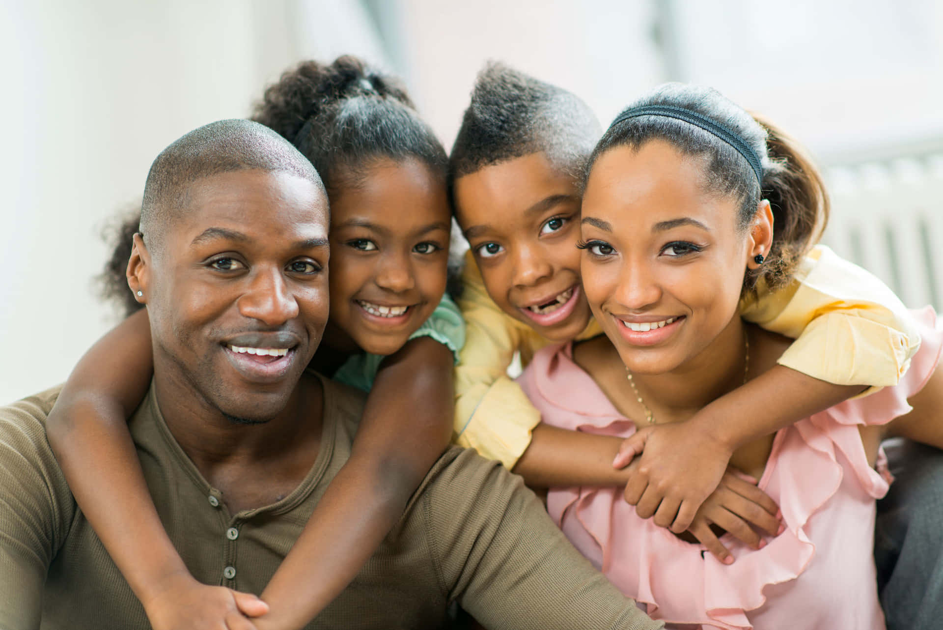 En kærlig sort familie nyder tiden sammen
