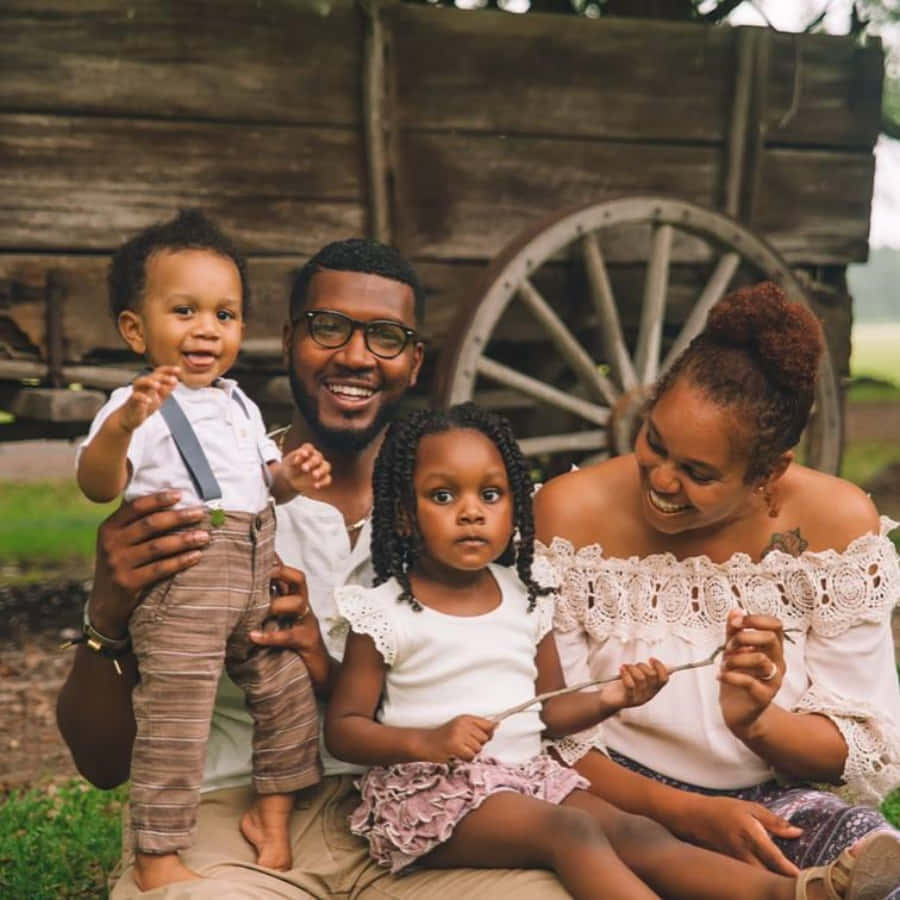 En glad afroamerikansk familie der nyder tiden udendørs