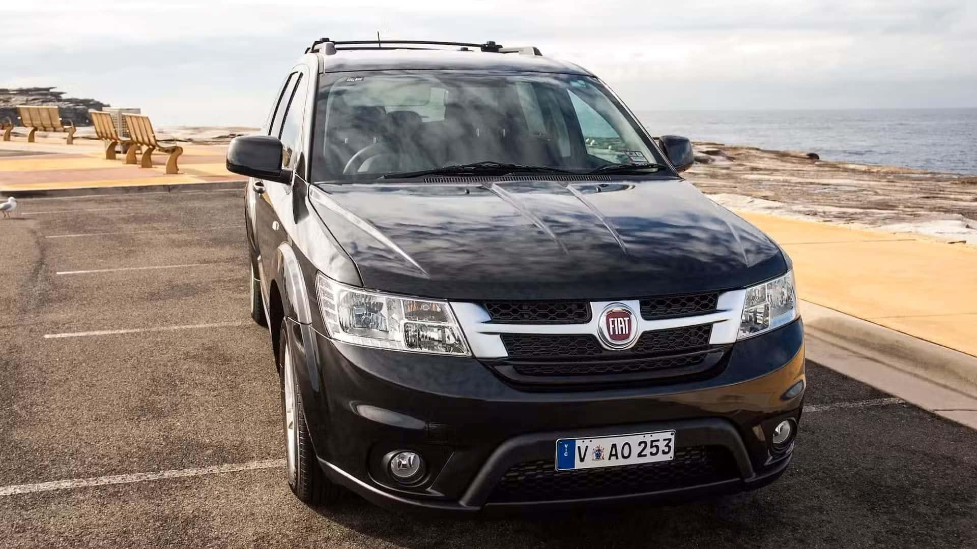 Fiat Freemont Noir Garée Près De La Mer Fond d'écran