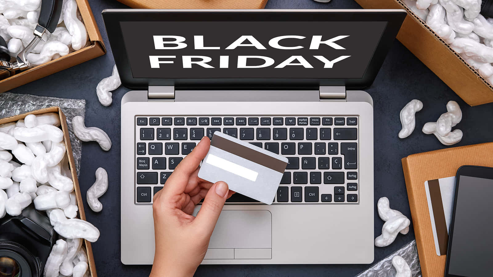 Eineperson Hält Eine Black Friday Kreditkarte Auf Einem Laptop.