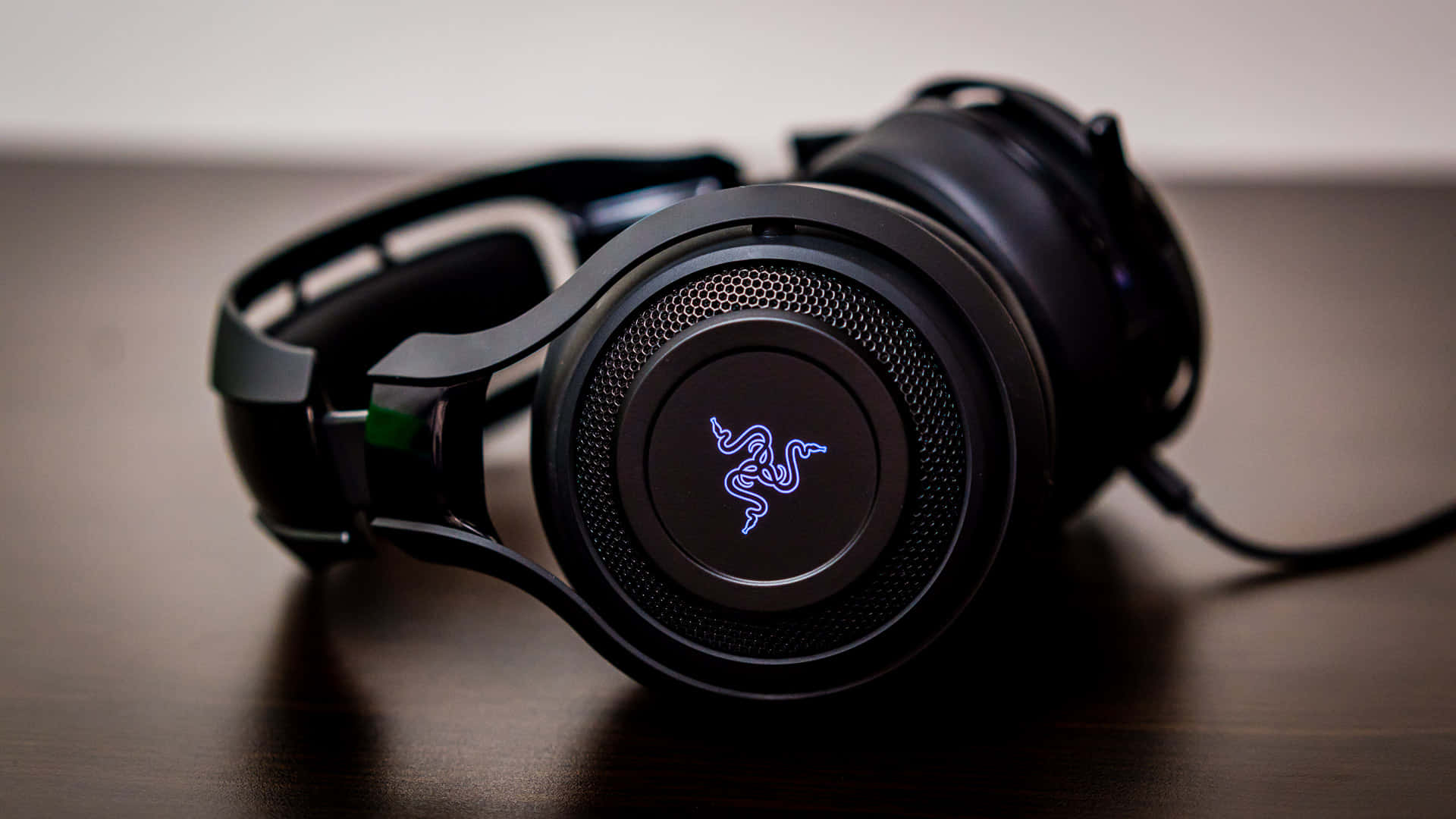 Headphone Gaming Hitam Di Meja Wallpaper