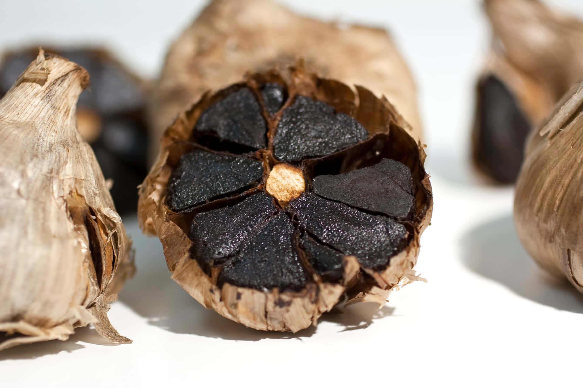 Bli Leken Med Smaker Og Prøv Å Bruke Svart Hvitløk For Å Lage Unike Retter Bakgrunnsbildet