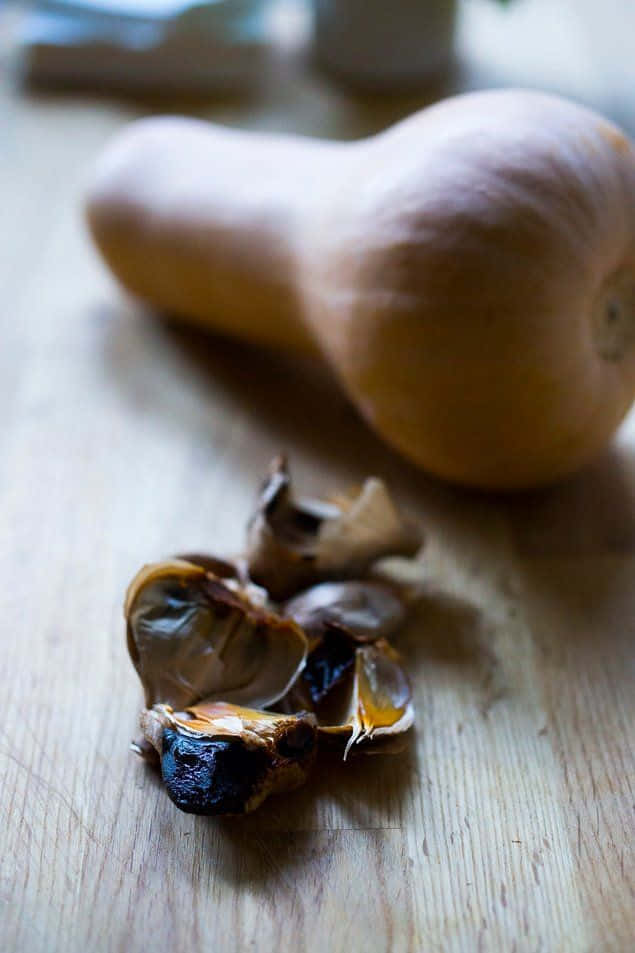 Geniet Van De Unieke Smaak Van Zwarte Knoflook Achtergrond