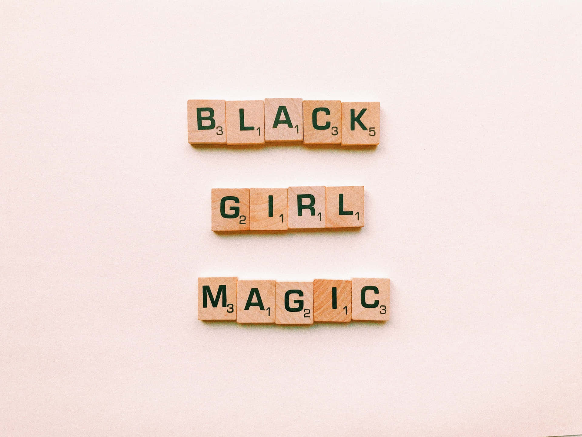 Azulejosde Scrabble De Magia De La Chica Negra Fondo de pantalla