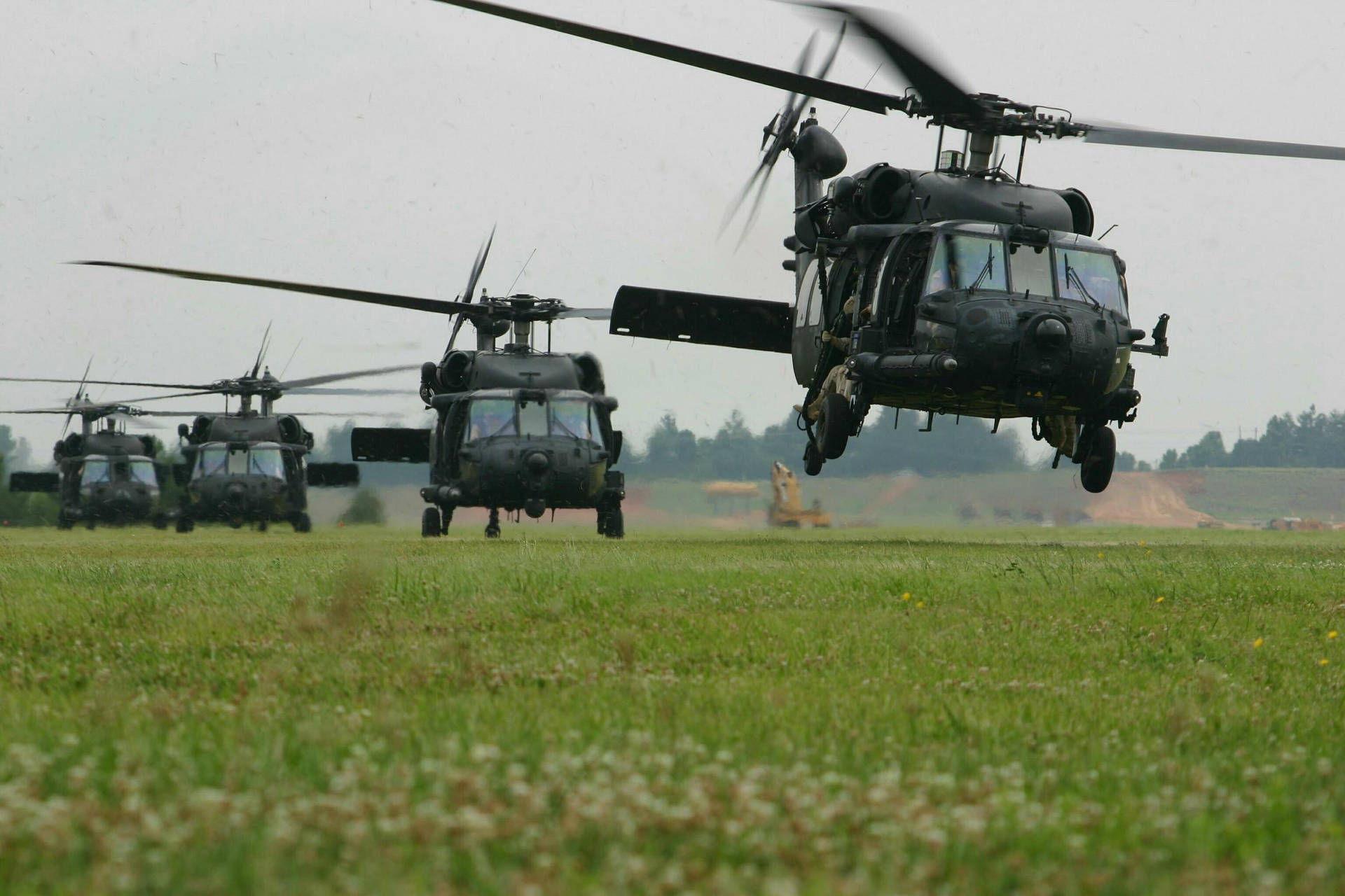 Ungrupo De Helicópteros Negros Volando En Formación Fondo de pantalla