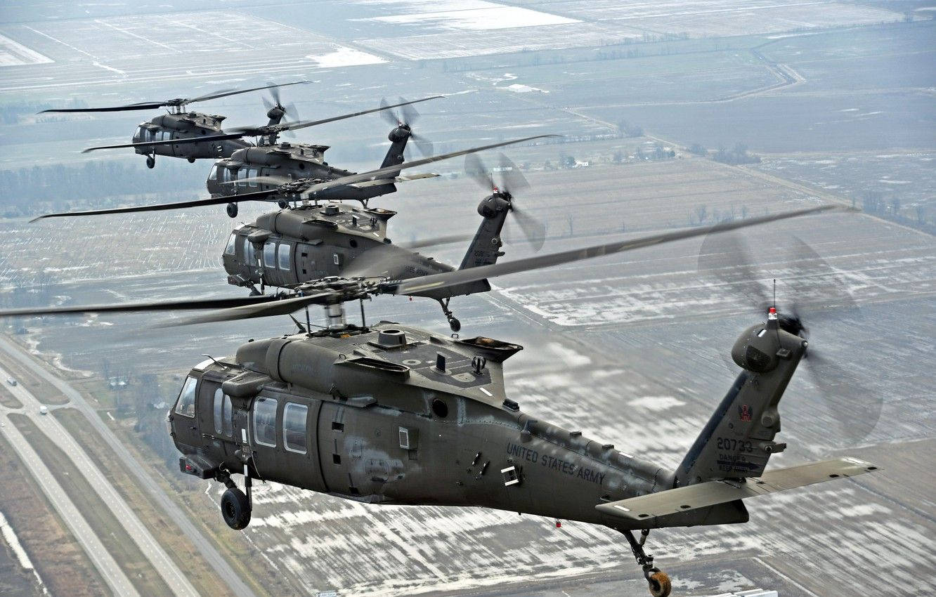 Fire UH-60M Black Hawk helikoptere svæver i luften. Wallpaper