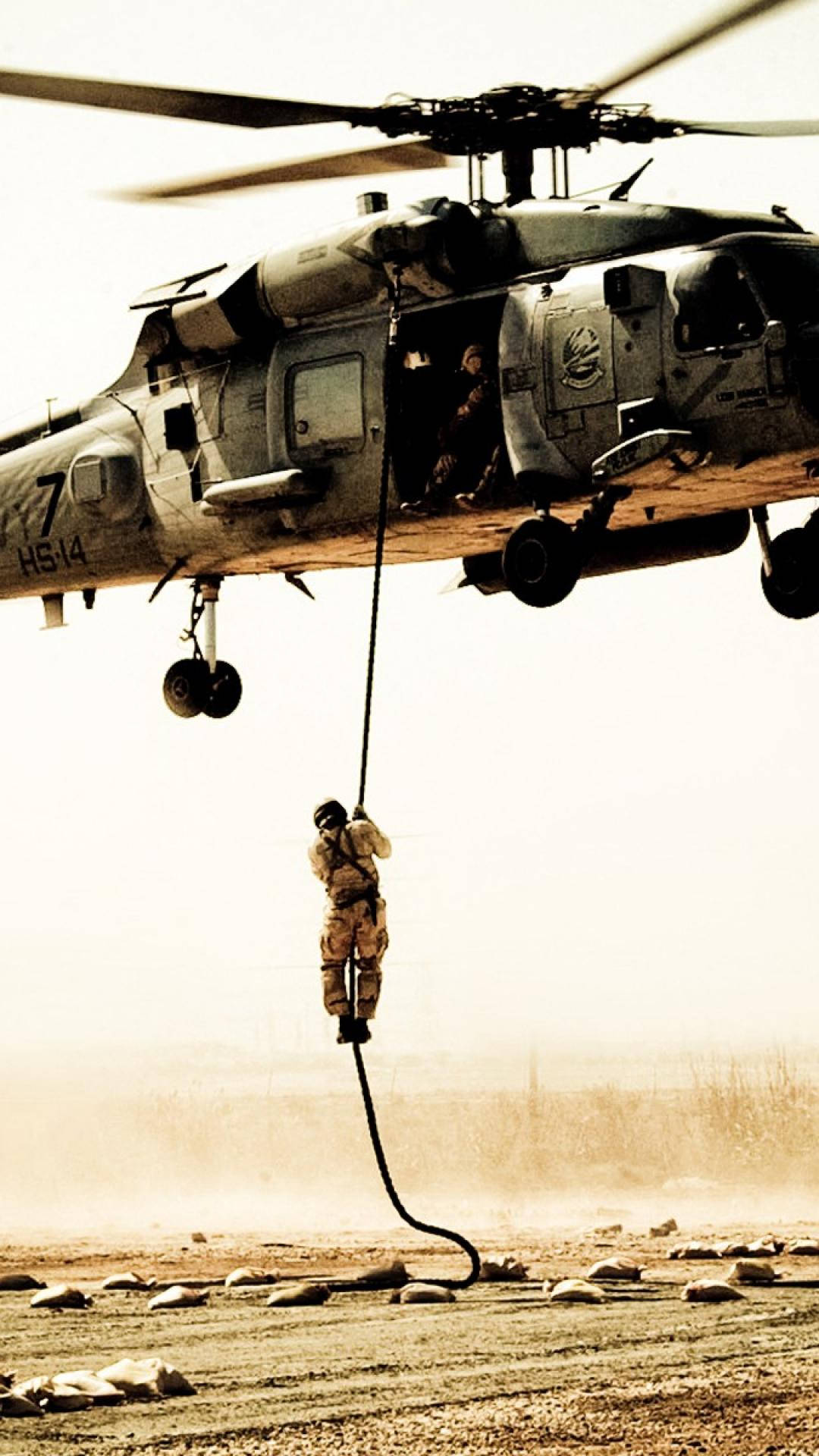 Soldathängt An Einem Black Hawk Helikopter Wallpaper