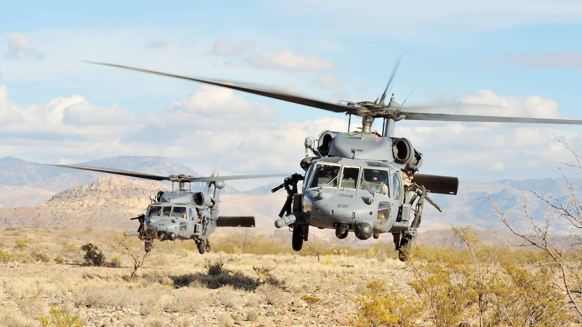 Unhelicóptero Black Hawk De Estados Unidos Vuela Hacia Su Destino En El Cielo. Fondo de pantalla