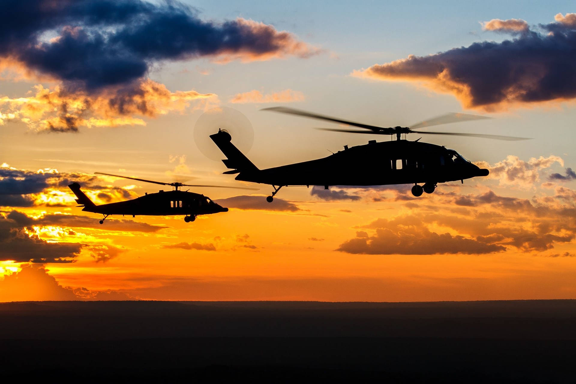Siluetadel Helicóptero Sikorsky Uh 60 Black Hawk Fondo de pantalla