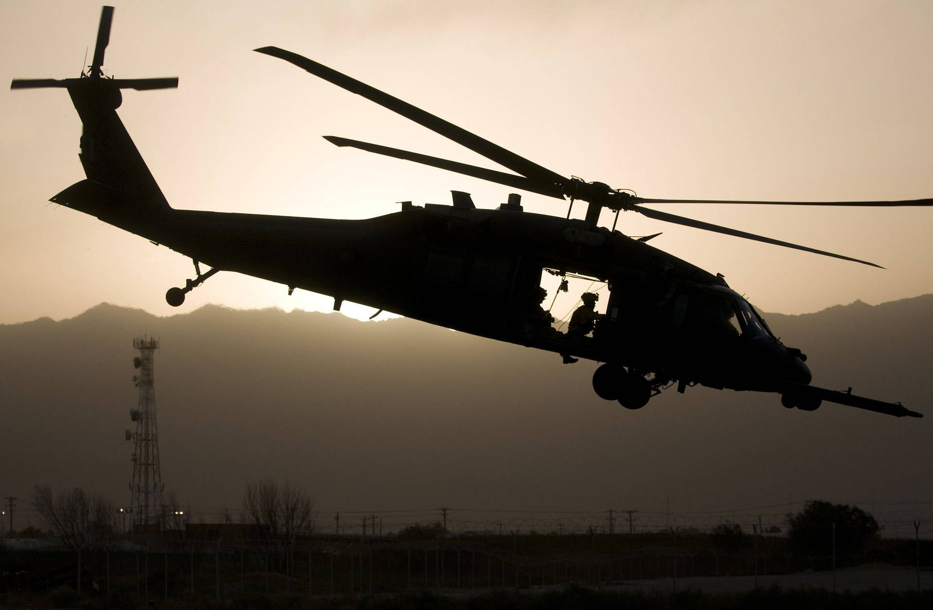 Prontosoccorso Di Combattimento Elicottero Black Hawk Sfondo