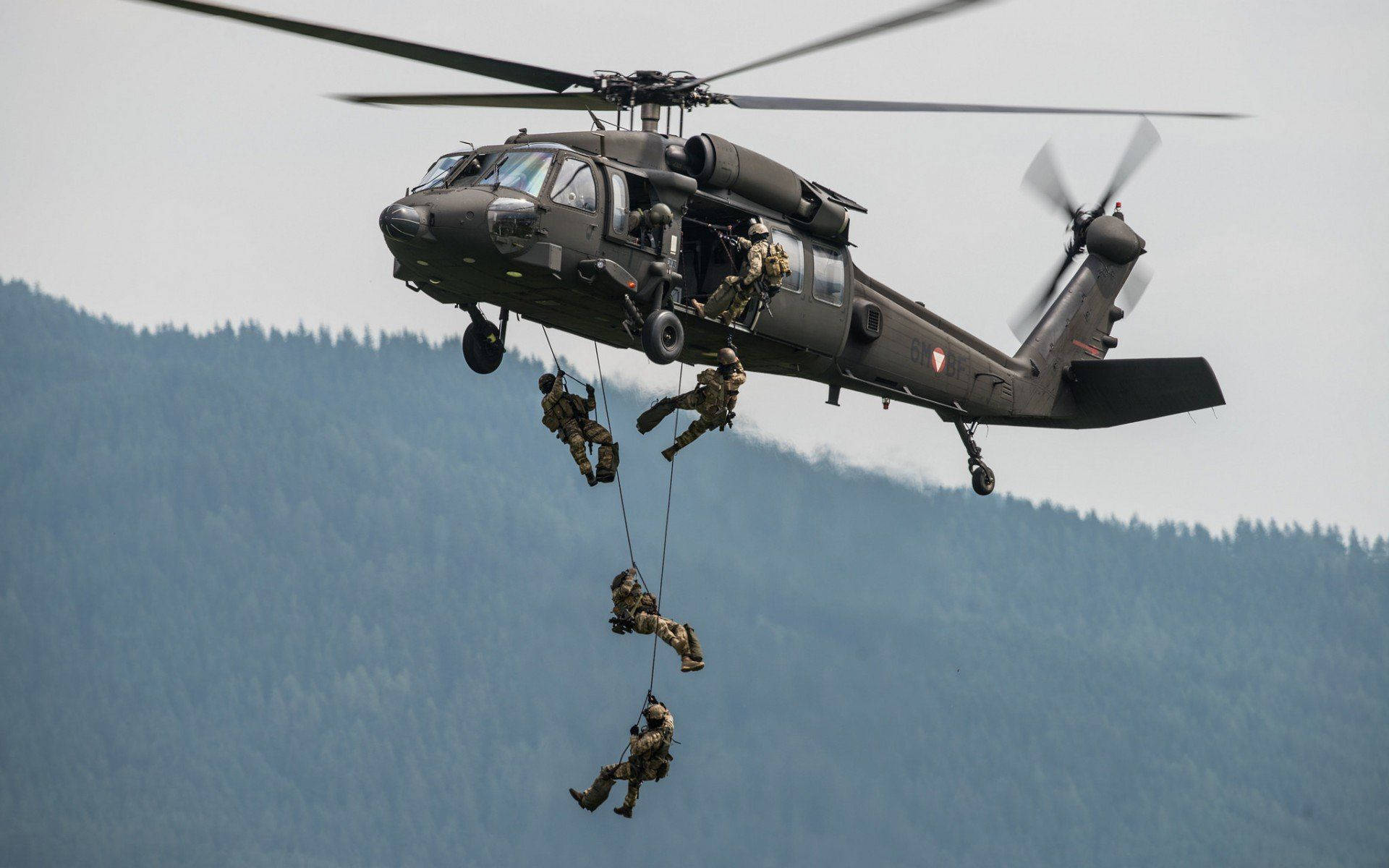 Helicópteroblack Hawk Despegando Al Atardecer Fondo de pantalla