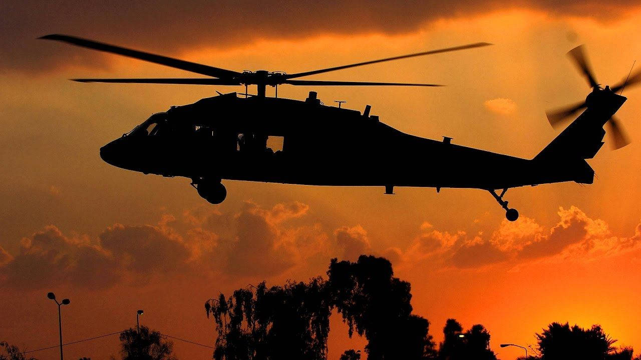 Siluetade Un Helicóptero Black Hawk Durante El Atardecer. Fondo de pantalla