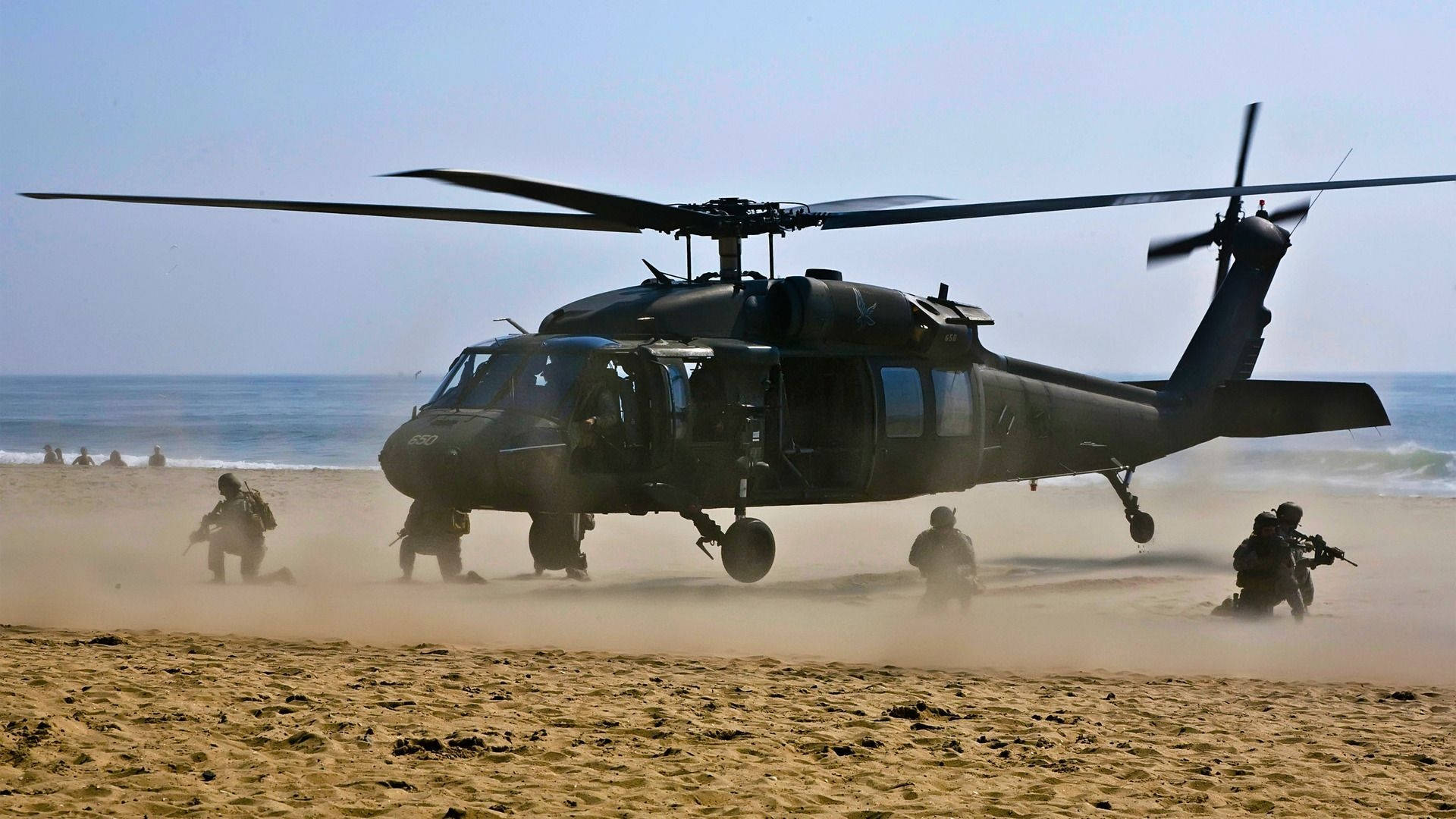Helicópteroblack Hawk En La Playa Fondo de pantalla
