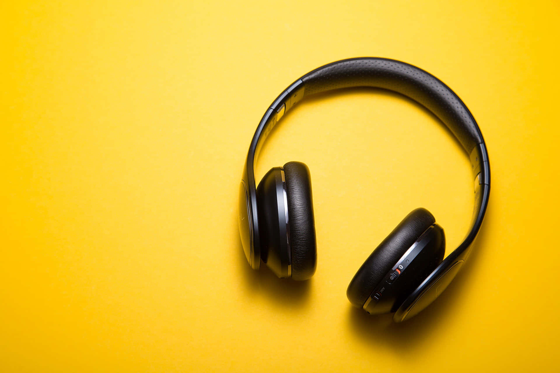 Headphone Hitam Latar Belakang Kuning Wallpaper