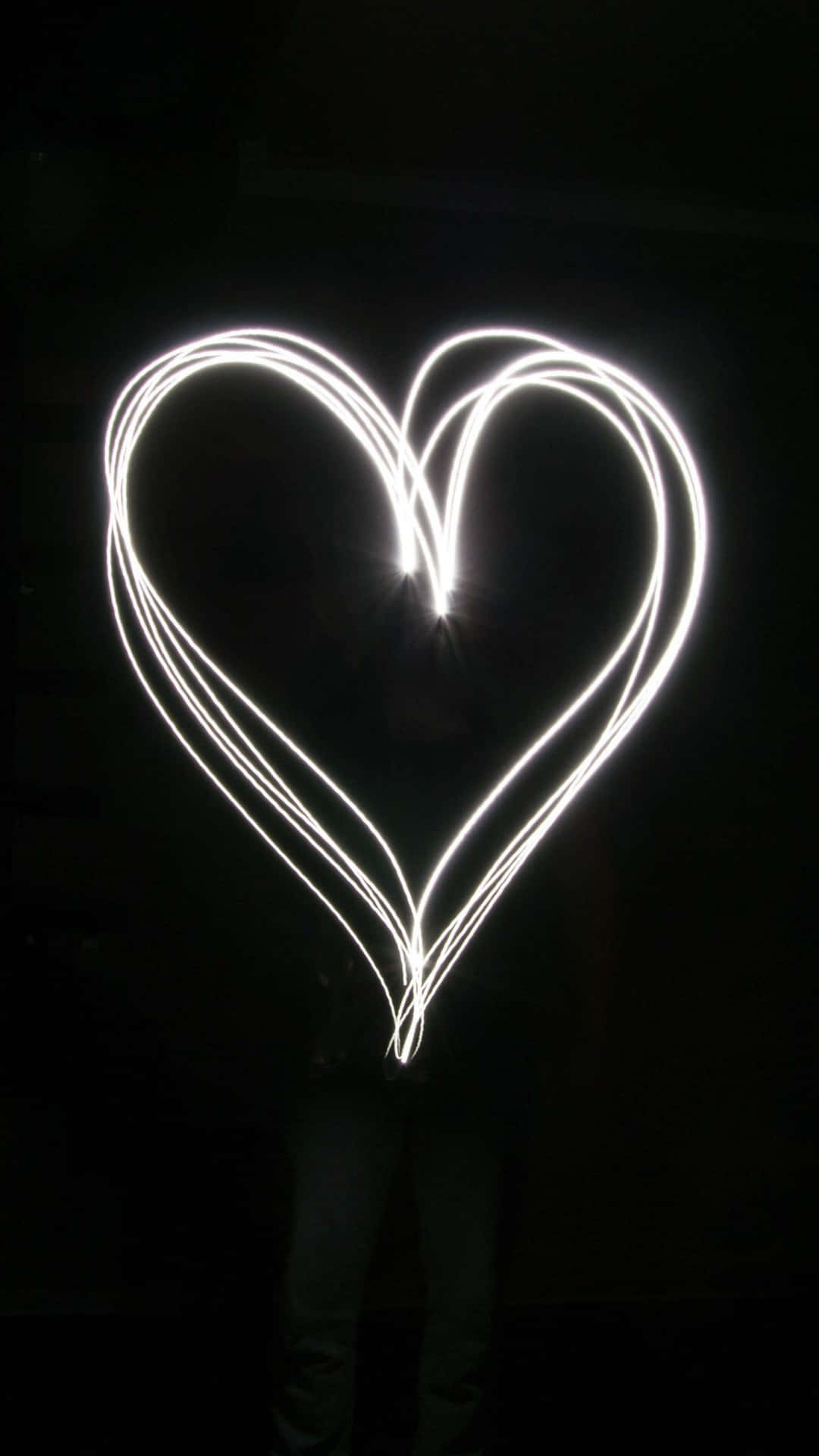 Amorenell'oscurità - Un'immagine Unica Di Un Cuore Nero Illuminato Da Luci Bianche Per Iphone. Sfondo