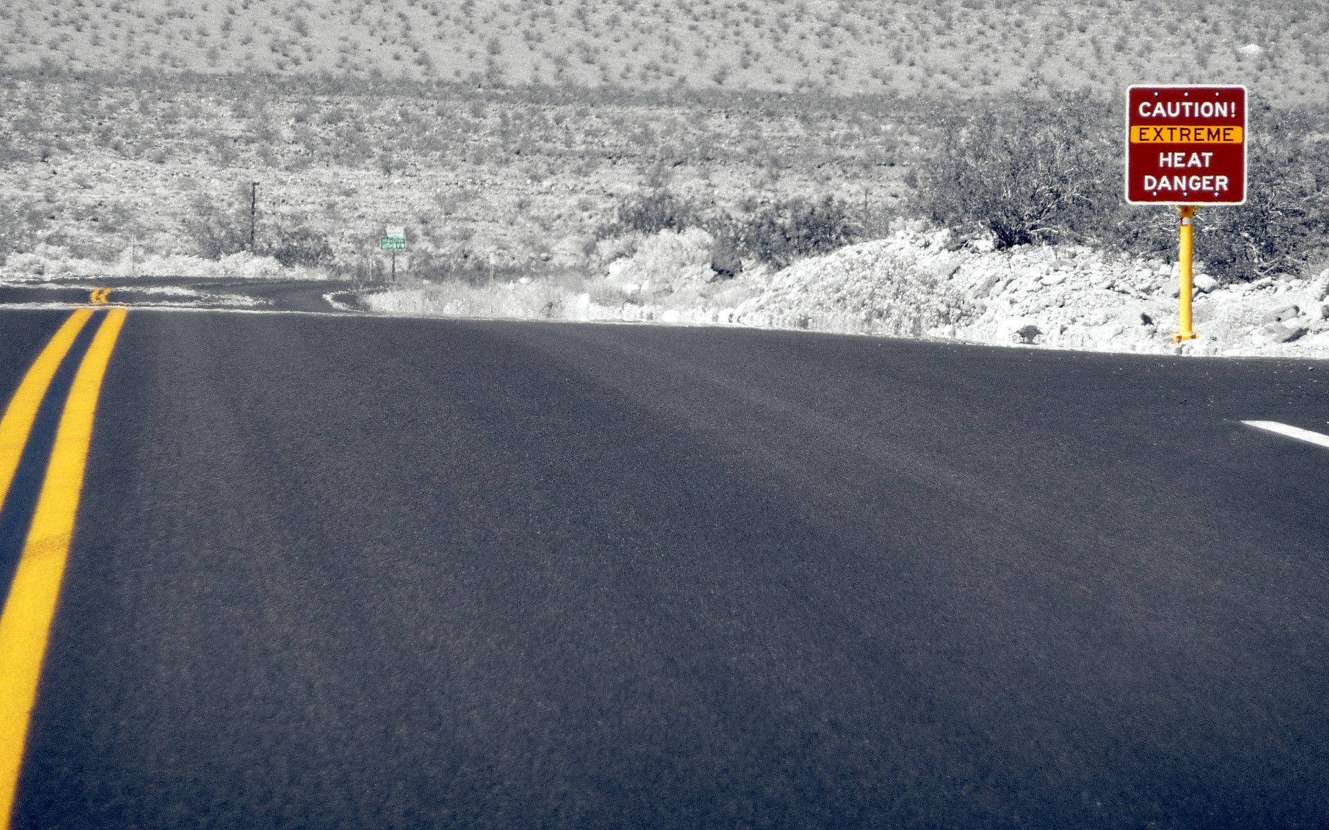 Svartahighwaysvägar I Death Valley. Wallpaper