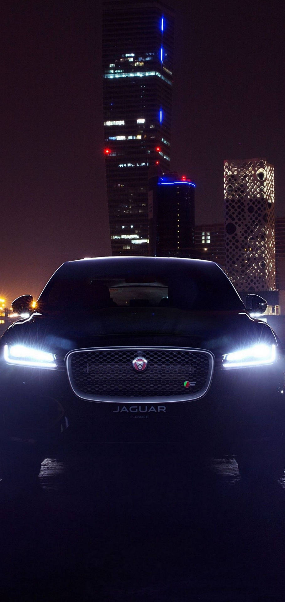 Oplev kraften og elegance af en Jaguar bil om natten. Wallpaper