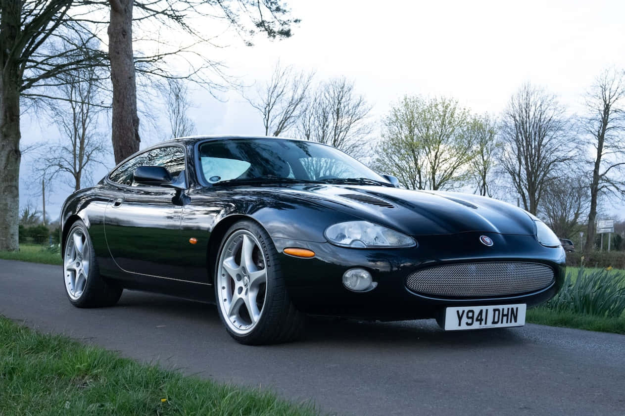 Jaguar X K Noir Coupé Garé À L'extérieur Fond d'écran