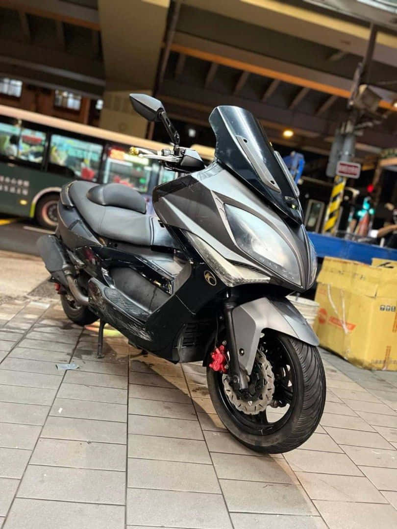 Skuter Kymco Maxi Hitam Diparkir Di Jalan Wallpaper