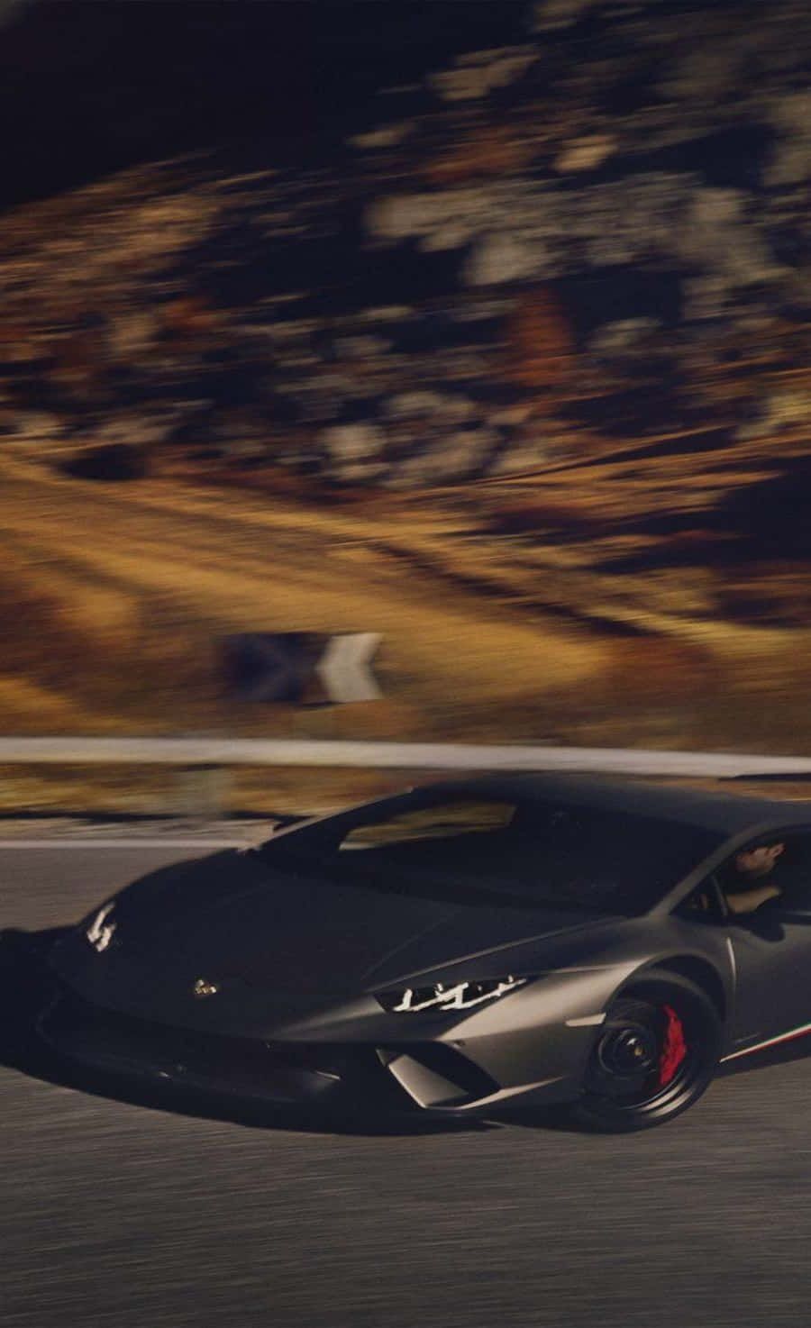 Vonden Straßen Auf Den Bildschirmen Sieht Dieser Schwarze Lamborghini Genauso Atemberaubend Auf Einem Smartphone Aus. Wallpaper