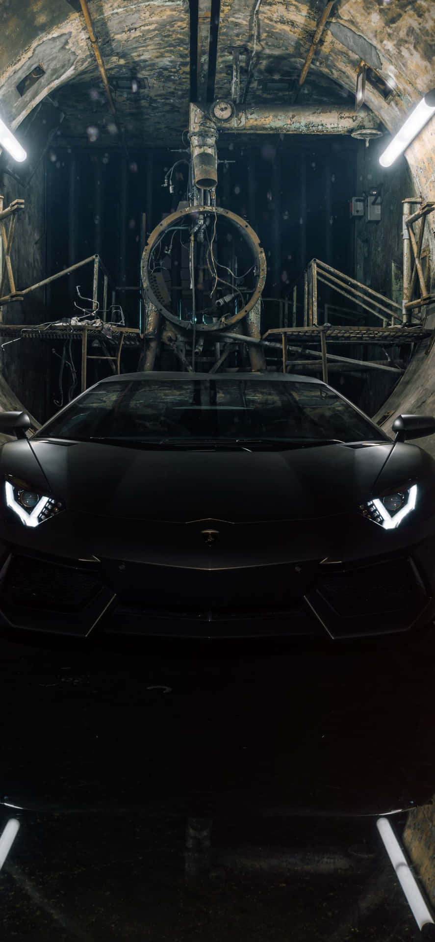 En sort sportsvogn er parkeret i en mørk tunnel Wallpaper