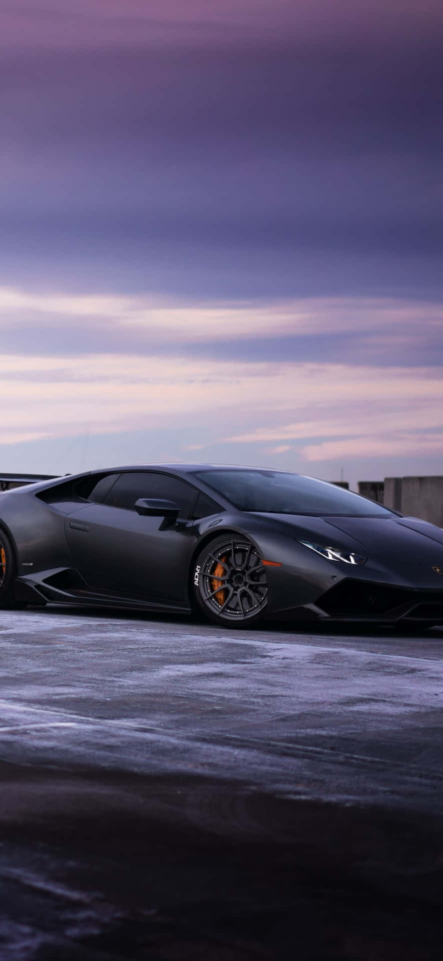 Ensvart Lamborghini Parkerad På En Snöig Väg Wallpaper