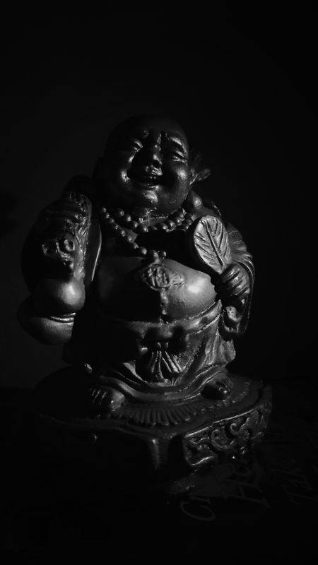 Statuadel Buddha Che Ride Nera Sfondo